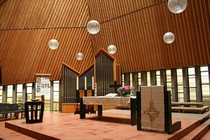 Jubilatekirche Altarraum und Orgel